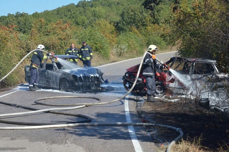 Две коли изгоряха при пожар след челна катастрофа