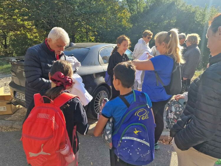 Десетки млади и възрастни хора се включиха в ходенето до Асеновата крепост (снимки)