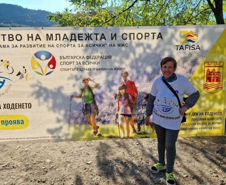 Десетки млади и възрастни хора се включиха в ходенето до Асеновата крепост (снимки)