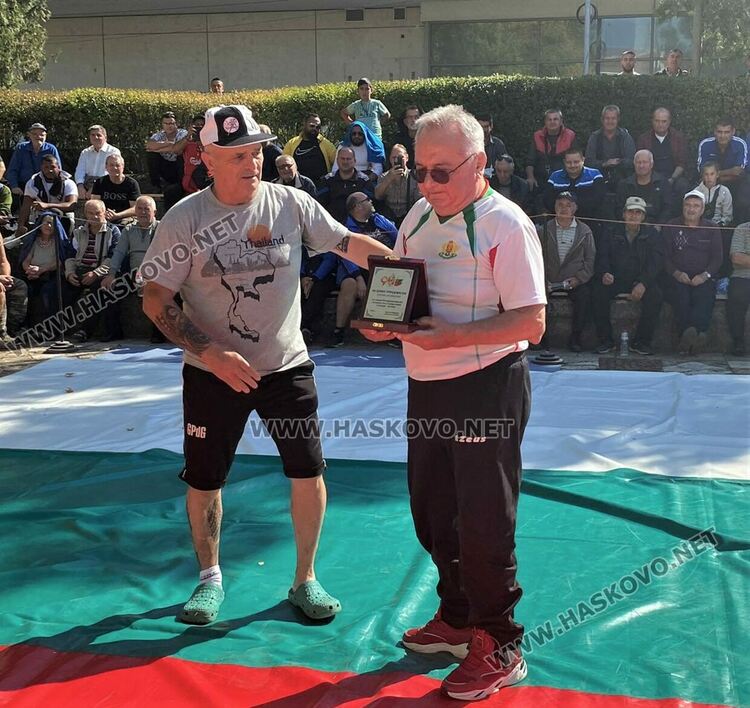 Българската федерация по борба награди Донко Трендафилов за юбилея му