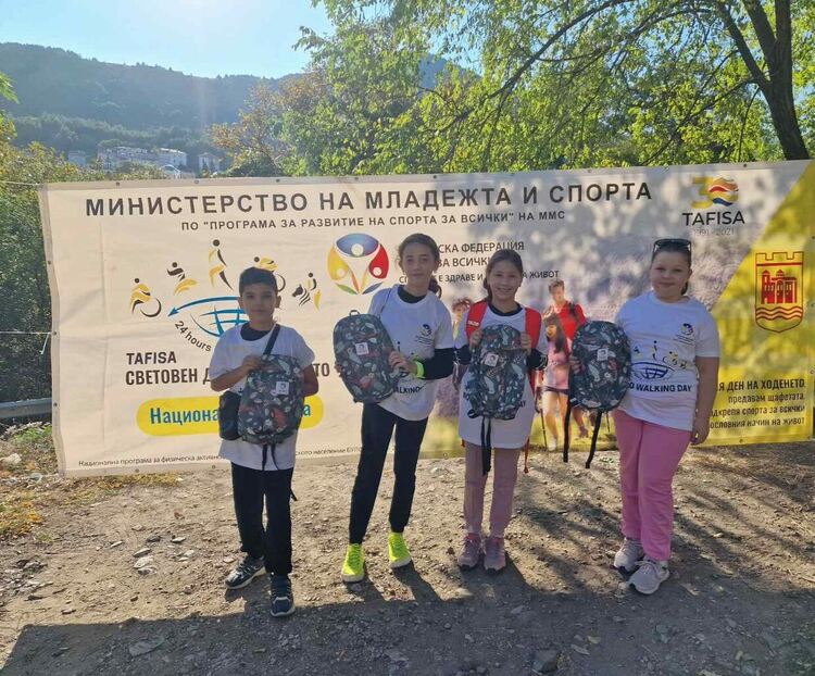 Десетки млади и възрастни хора се включиха в ходенето до Асеновата крепост (снимки)