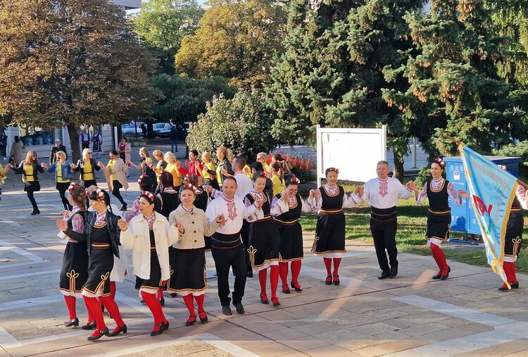 В Първомай се проведе  първият по рода си фолклорен фестивал   ,,Среща в Тракия”