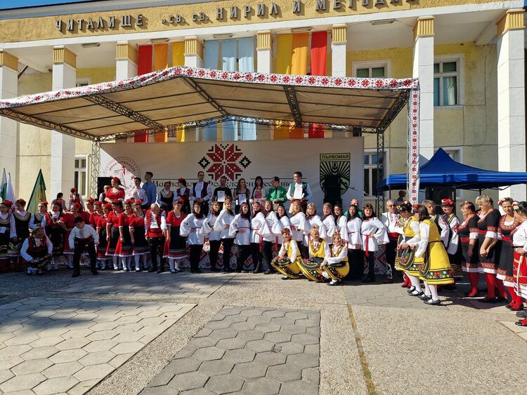 В Първомай се проведе  първият по рода си фолклорен фестивал   ,,Среща в Тракия”