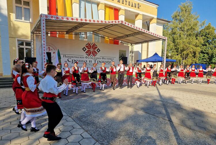 В Първомай се проведе  първият по рода си фолклорен фестивал   ,,Среща в Тракия”