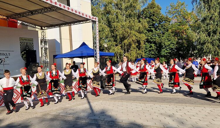 В Първомай се проведе  първият по рода си фолклорен фестивал   ,,Среща в Тракия”