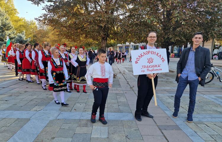 В Първомай се проведе  първият по рода си фолклорен фестивал   ,,Среща в Тракия”