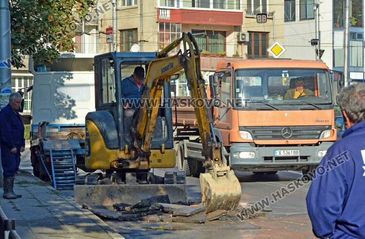 ВиК авария затрудни движението по „Съединение“