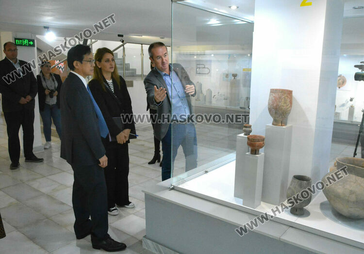 Посланикът на Япония Нарахира Хироши с интерес към културно-историческите паметници в Хасково