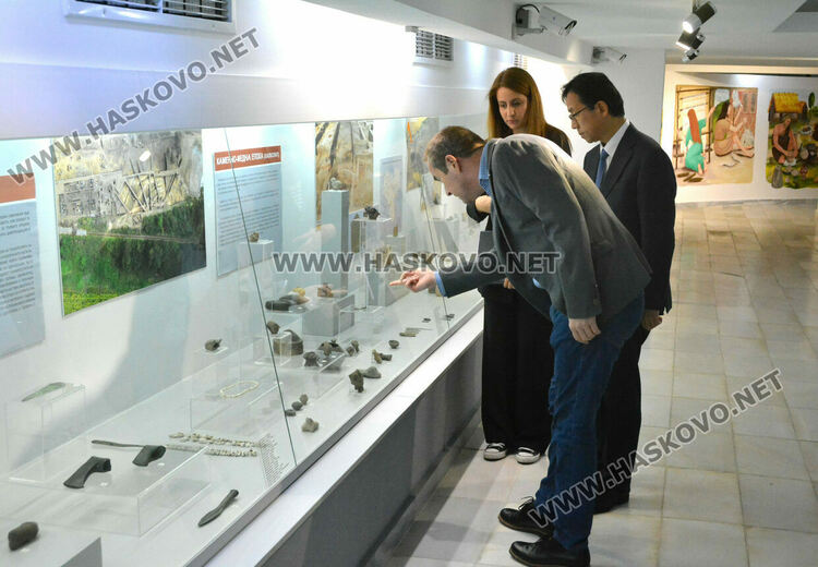 Посланикът на Япония Нарахира Хироши с интерес към културно-историческите паметници в Хасково