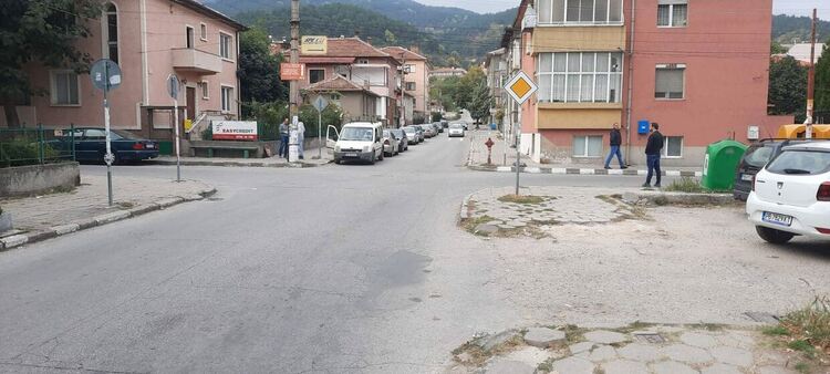 Промениха движението по две натоварени улици в Асеновград (снимки)