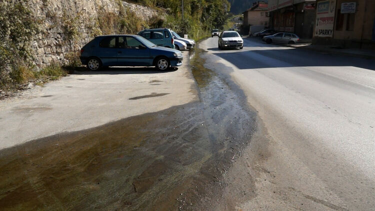 Теч на вода по пътното платно в Райково, бил заради ВЕЦ-а в Устово