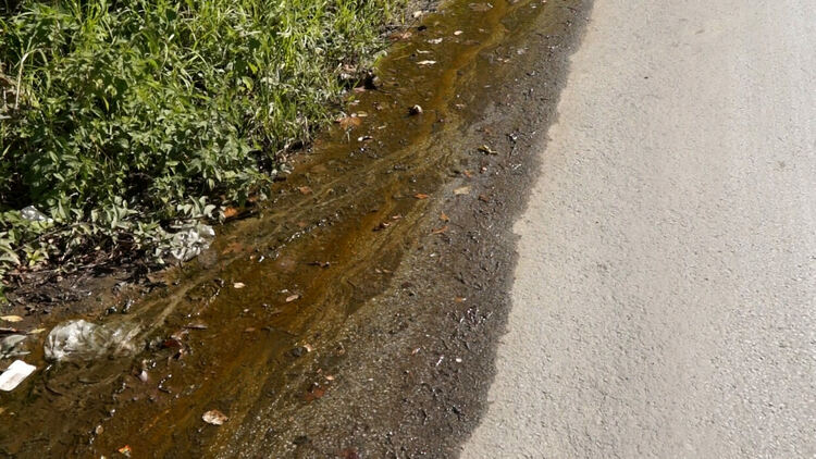 Теч на вода по пътното платно в Райково, бил заради ВЕЦ-а в Устово