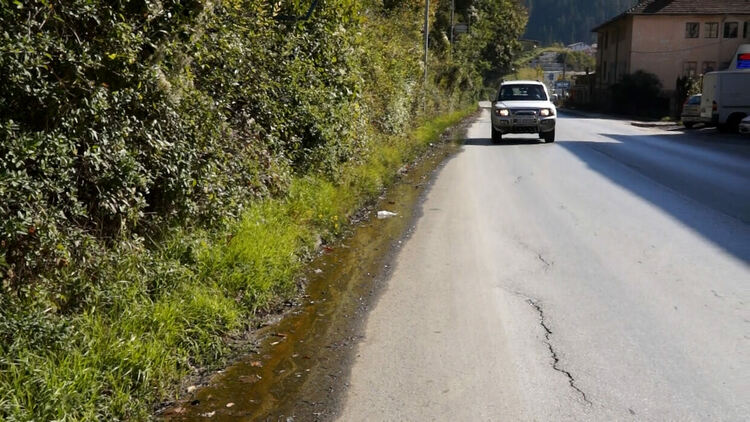 Теч на вода по пътното платно в Райково, бил заради ВЕЦ-а в Устово