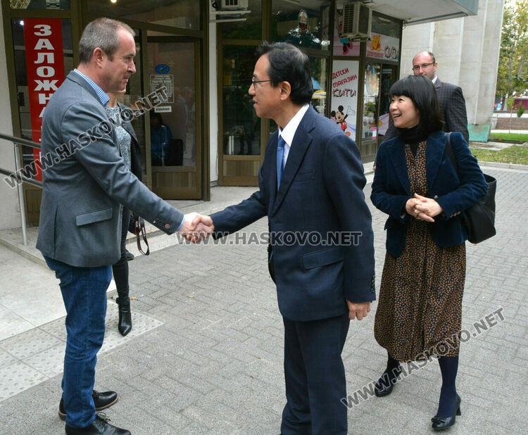 Посланикът на Япония Нарахира Хироши с интерес към културно-историческите паметници в Хасково