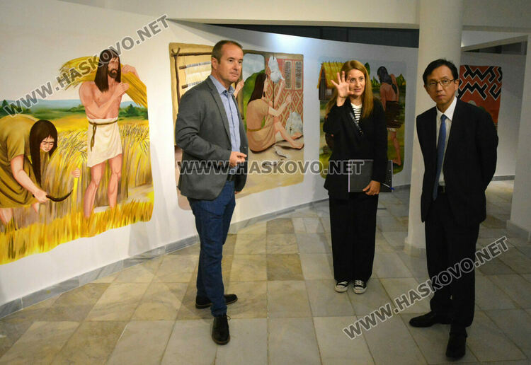 Посланикът на Япония Нарахира Хироши с интерес към културно-историческите паметници в Хасково