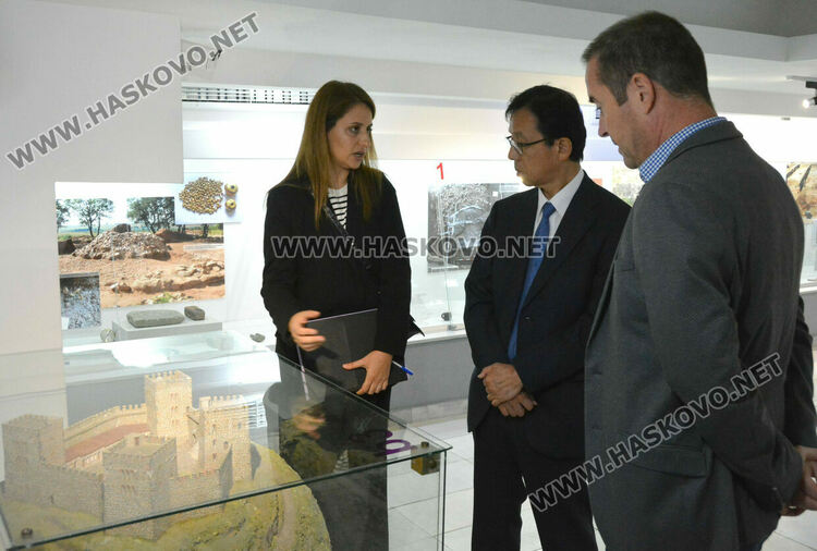 Посланикът на Япония Нарахира Хироши с интерес към културно-историческите паметници в Хасково