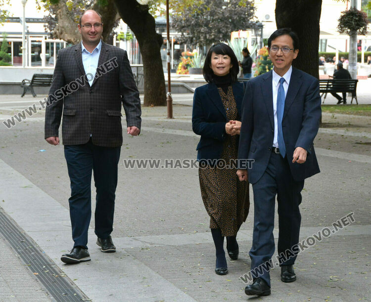 Посланикът на Япония Нарахира Хироши с интерес към културно-историческите паметници в Хасково