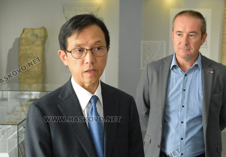 Посланикът на Япония Нарахира Хироши с интерес към културно-историческите паметници в Хасково