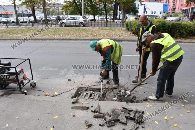 Почистват улични шахти в Хасково и им повдигат нивото