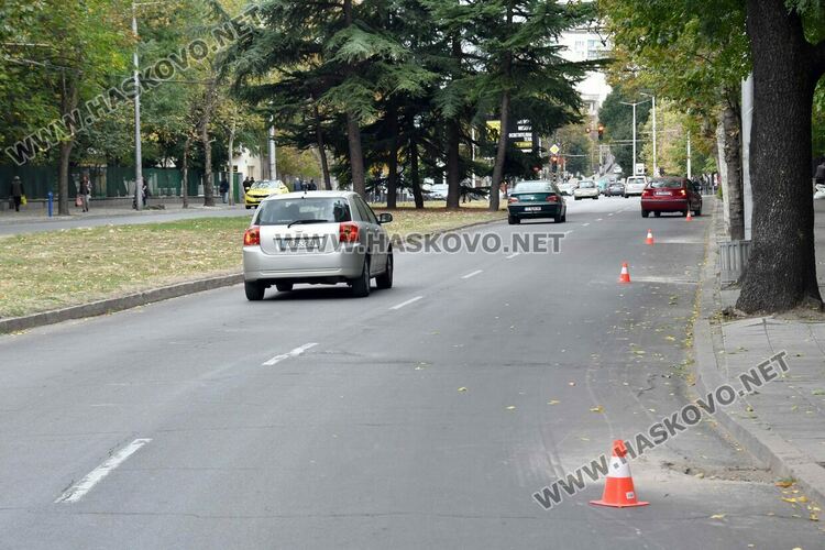 Почистват улични шахти в Хасково и им повдигат нивото