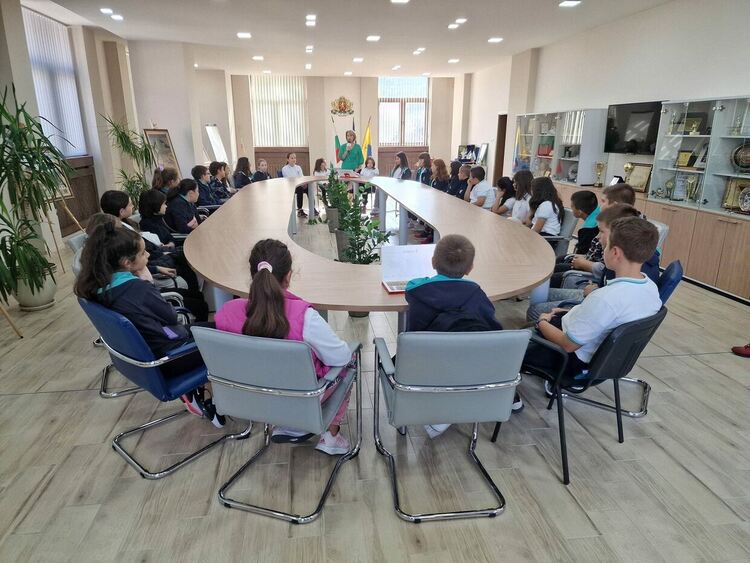 Ученици от ОУ "Отец Паисий" гостуваха на община Асеновград