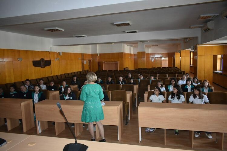 Ученици от ОУ "Отец Паисий" гостуваха на община Асеновград