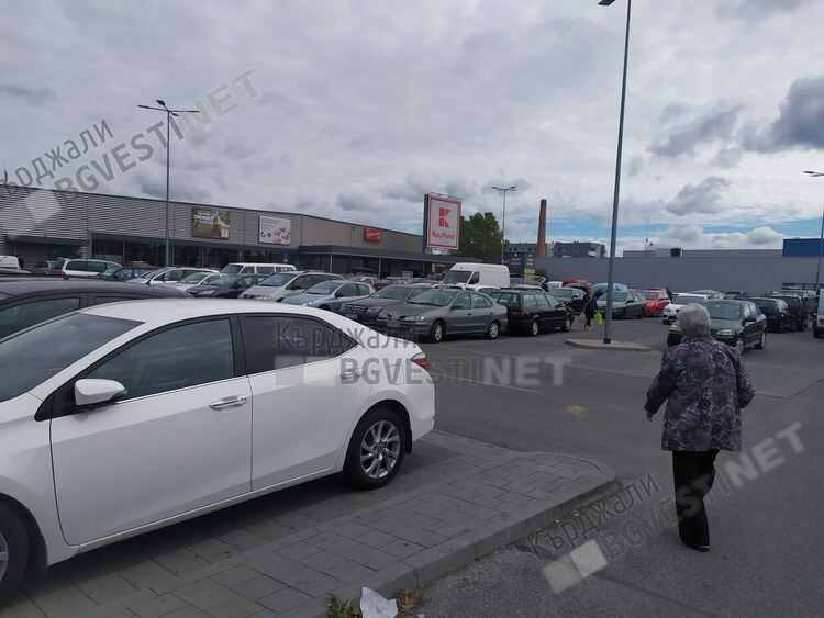 Кърджалийци превърнаха паркинга пред „Кауфланд” в буферен, няма места за клиентите на хипермаркета