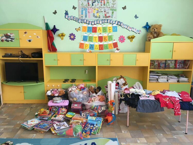 Учителките в Крушево благодарят за дарените играчки и съоръжения