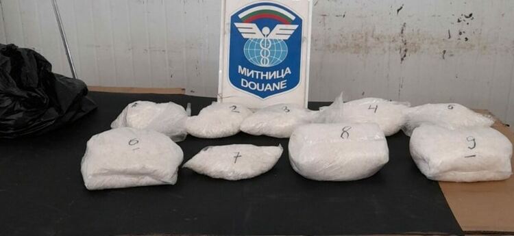 Извадиха 5 кг метамфетамин от тенджери и тигани сред вещите на шофьор