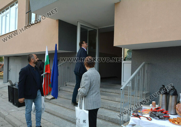 Откриха саниран жилищен блок в Хасково, чакат указания за още обновявания