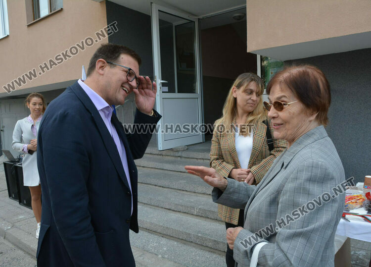 Откриха саниран жилищен блок в Хасково, чакат указания за още обновявания