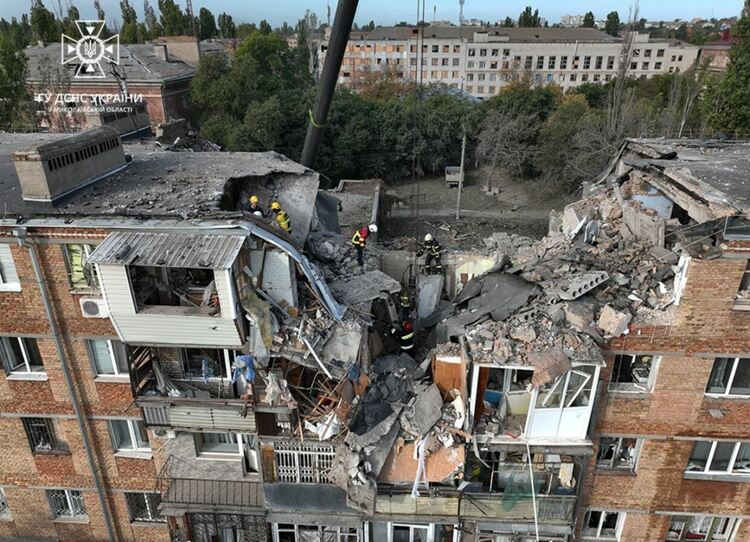 От развалините на ударения тази нощ блок в Николаев извадиха трима загинали - мъже на 31 и 39 години и 80-годишна жена