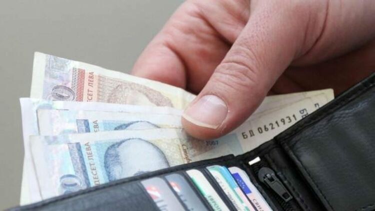 Все повече български пенсионери работят, за да се издържат