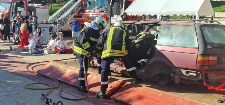 Снимката е илюстративна. Момент от демонстрациите на смолянската пожарна 