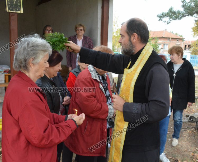 В с.Войводово реставрират иконите в храма на Света Петка