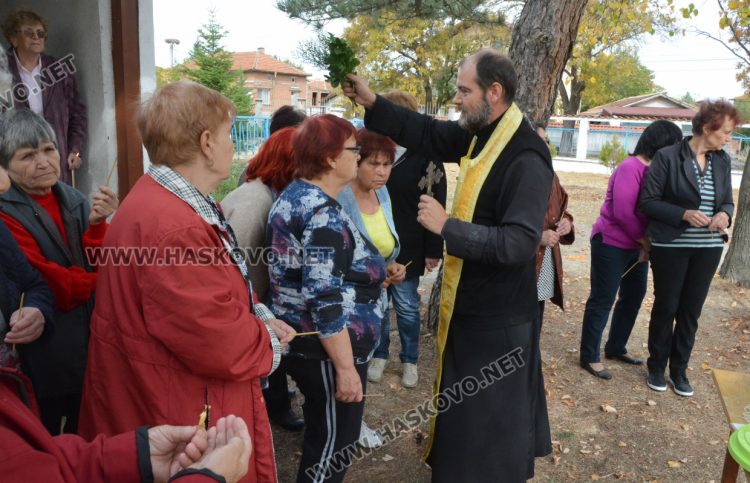 В с.Войводово реставрират иконите в храма на Света Петка