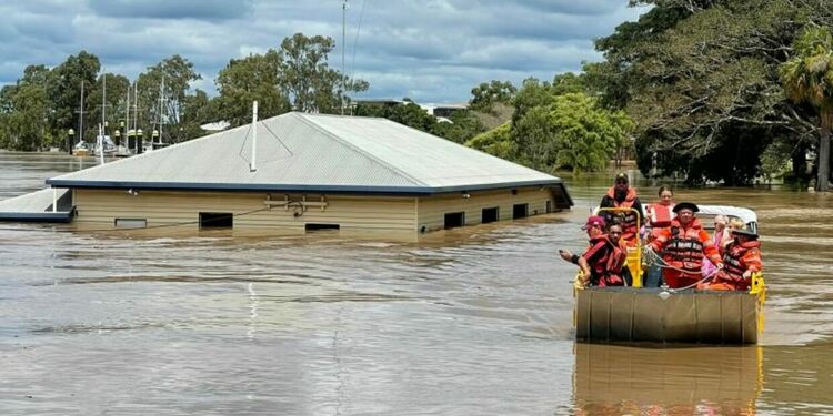Наводнения в Австралия, река се вдигна с близо 8 метра метра