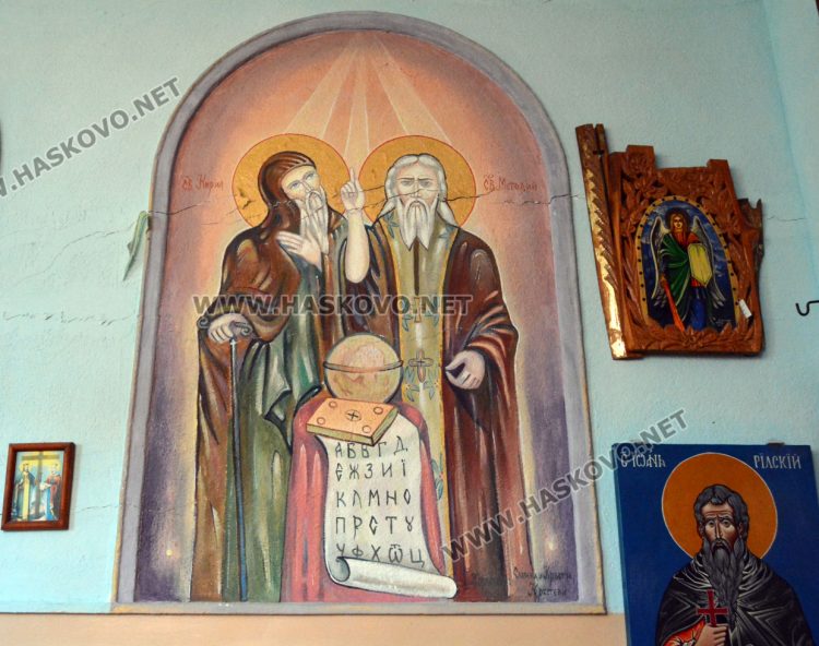 В с.Войводово реставрират иконите в храма на Света Петка