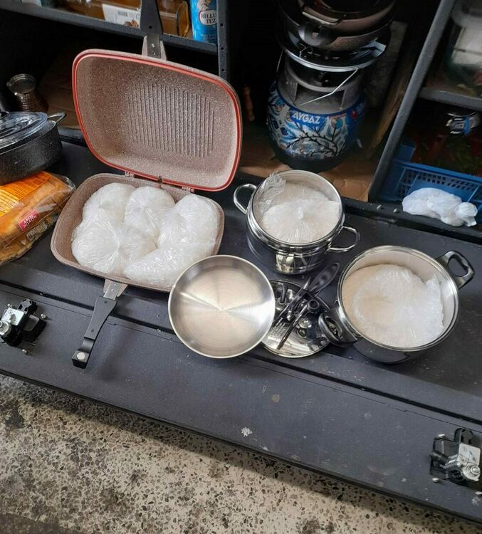 Оставиха в ареста шофьора, задържан с дрога за 122 500 лева в тенджери и тигани