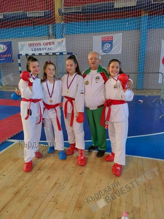 Двама ученици от Кърджали носят медали по карате на България