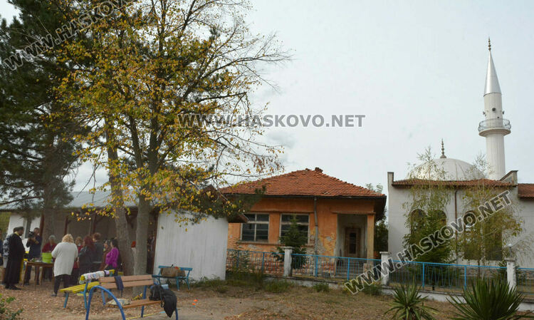 В с.Войводово реставрират иконите в храма на Света Петка