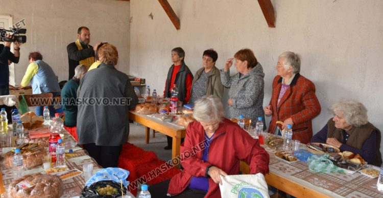 В с.Войводово реставрират иконите в храма на Света Петка