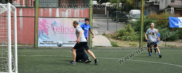 Фенове на „Левски” от Хасково и Сопот играха благотворителен мач