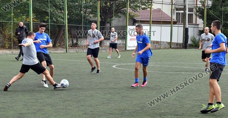 Фенове на „Левски” от Хасково и Сопот играха благотворителен мач