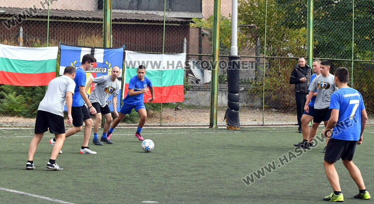 Фенове на „Левски” от Хасково и Сопот играха благотворителен мач