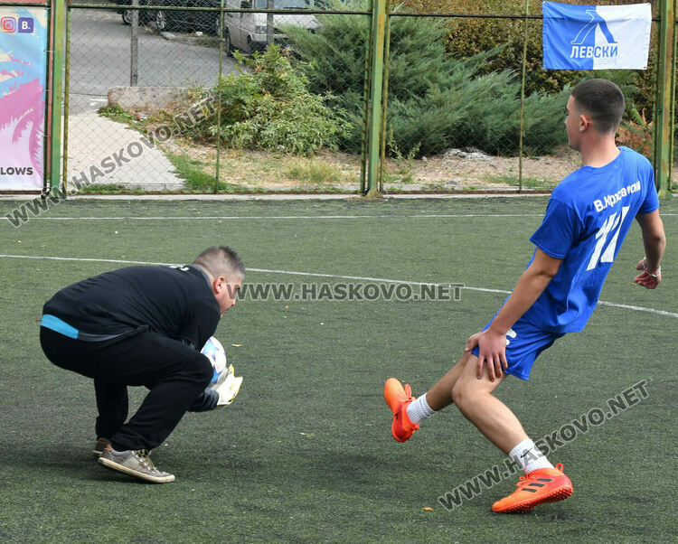 Фенове на „Левски” от Хасково и Сопот играха благотворителен мач