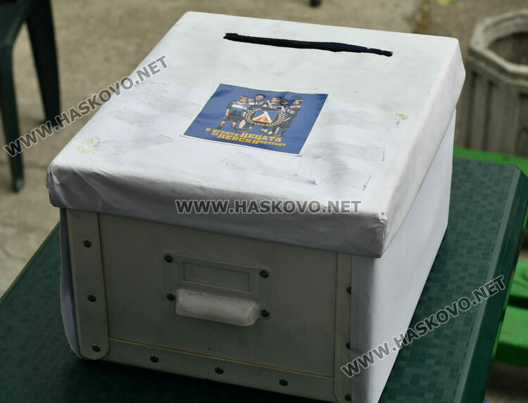 Фенове на „Левски” от Хасково и Сопот играха благотворителен мач