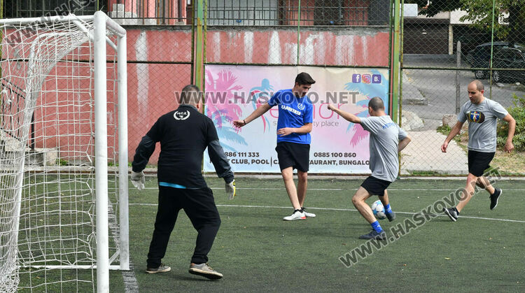 Фенове на „Левски” от Хасково и Сопот играха благотворителен мач