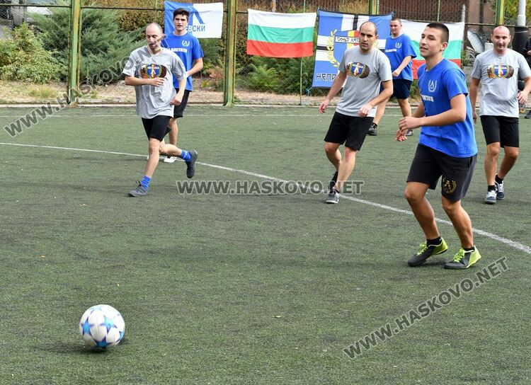 Фенове на „Левски” от Хасково и Сопот играха благотворителен мач