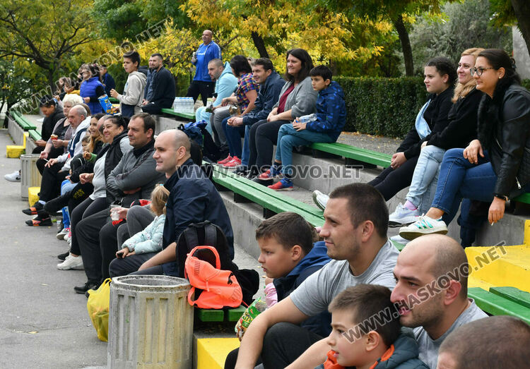 Фенове на „Левски” от Хасково и Сопот играха благотворителен мач